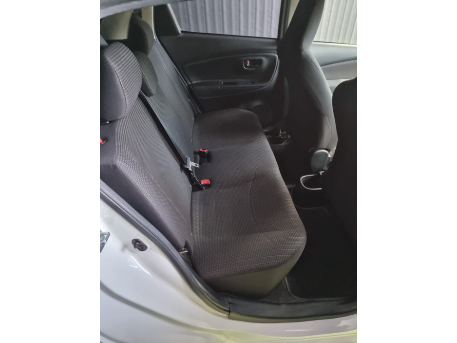 2014 Toyota Vitz - image 11