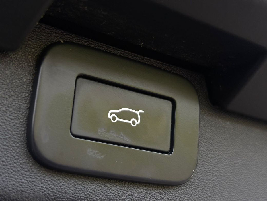 2024 Land Rover Discovery - image 27