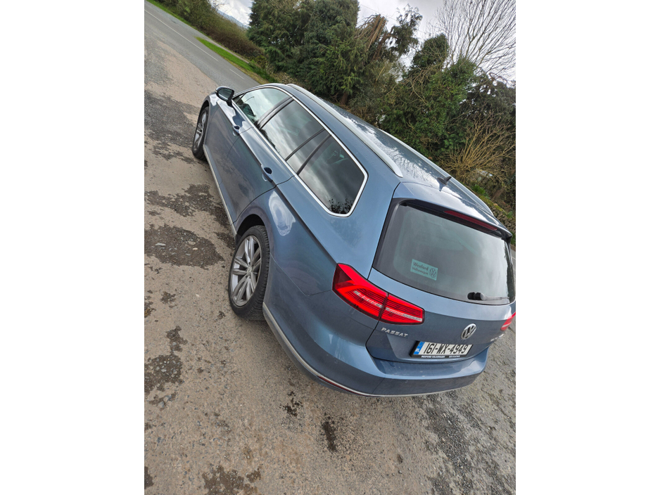 2016 Volkswagen Passat - image 4