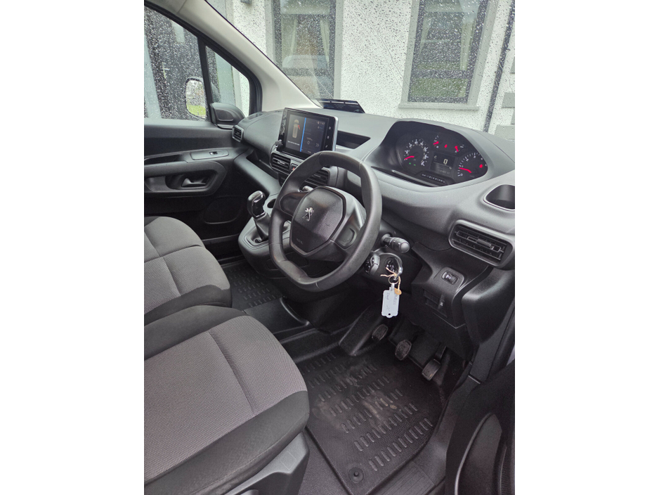 2019 Peugeot Partner - image 14