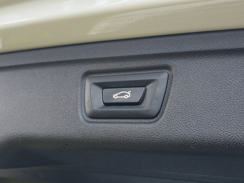 2021 BMW 3 Series - image 24