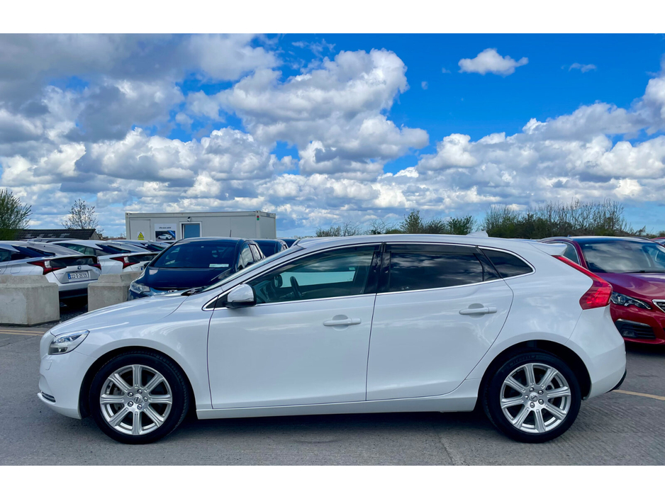 2018 Volvo V40 - image 7