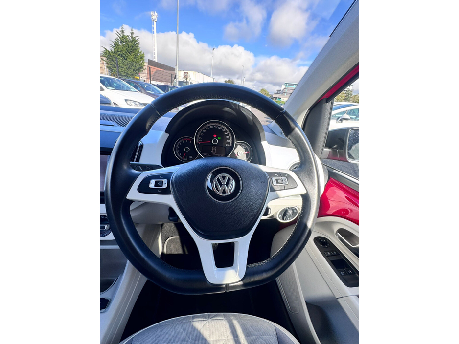 2017 Volkswagen up!  €9,999