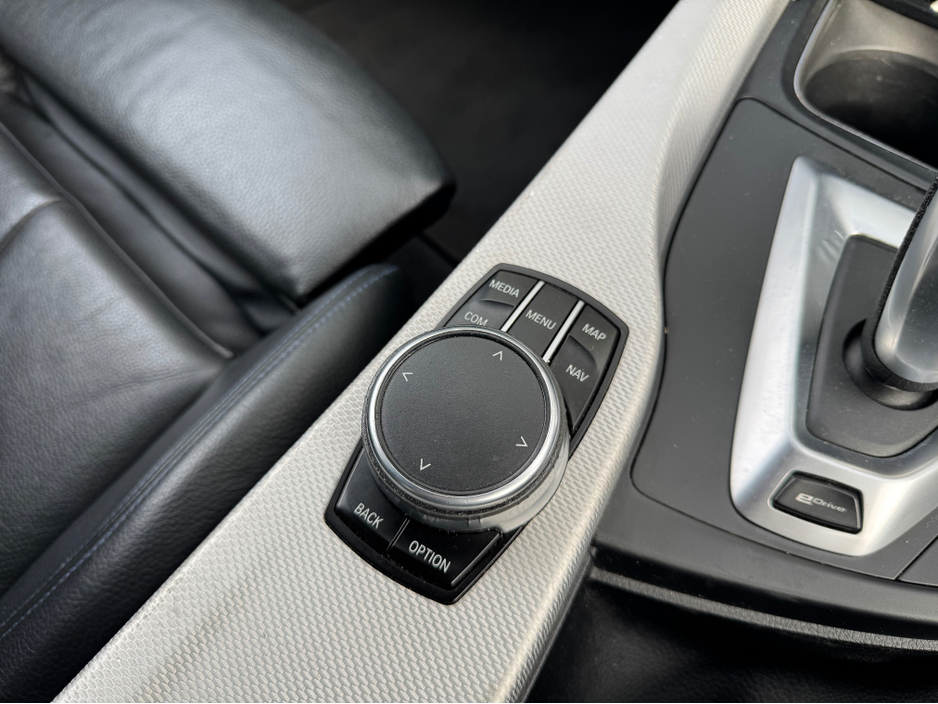 2017 BMW 3 Series - image 24