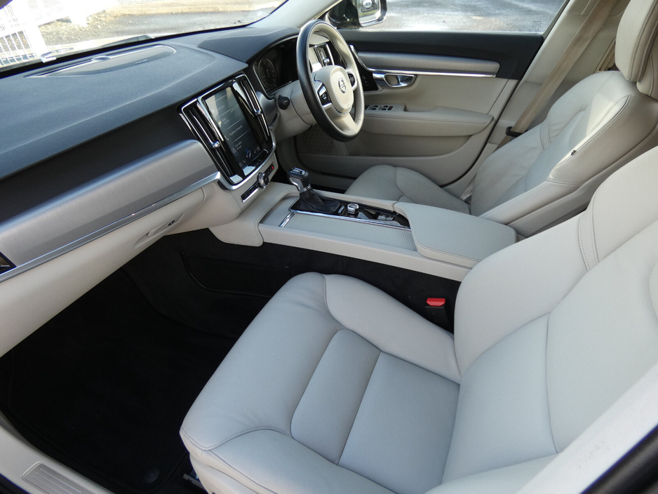 2019 Volvo V90 - image 16
