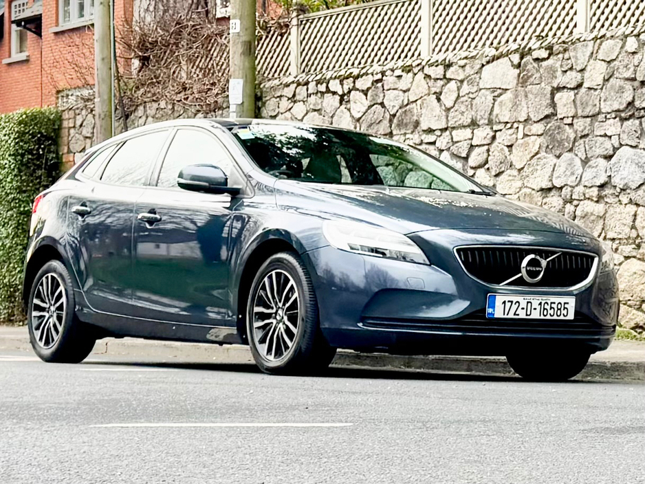 2017 Volvo V40 - image 2