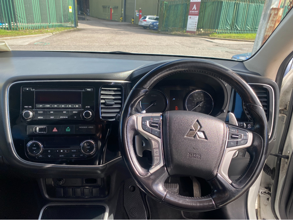 2016 Mitsubishi Outlander - image 11