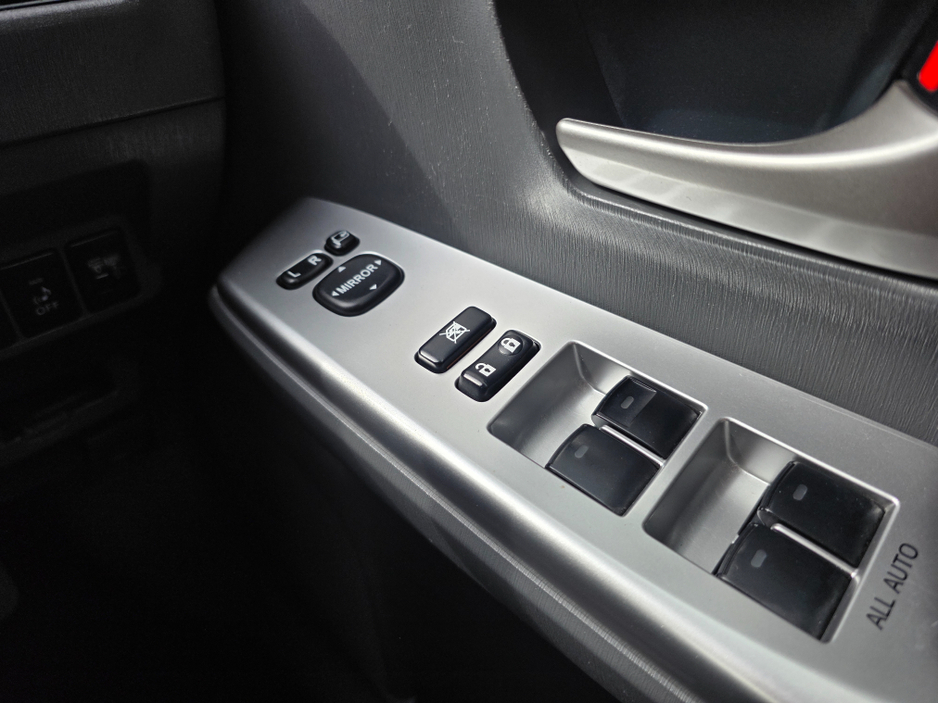 2013 Toyota Prius Alpha - image 22