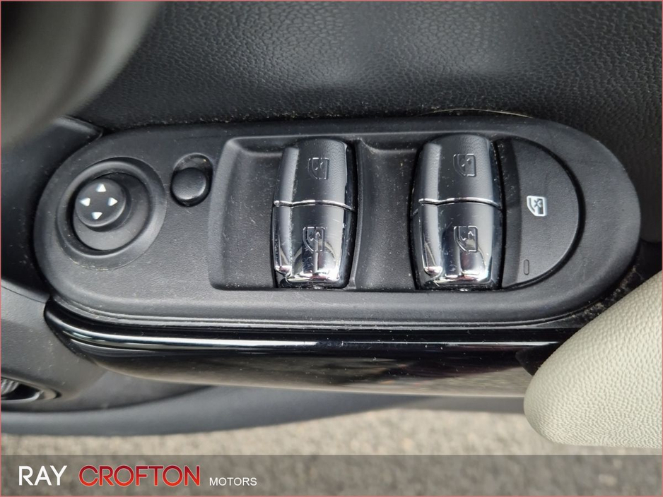 2022 MINI Hatch Cooper Exclusive €26,500