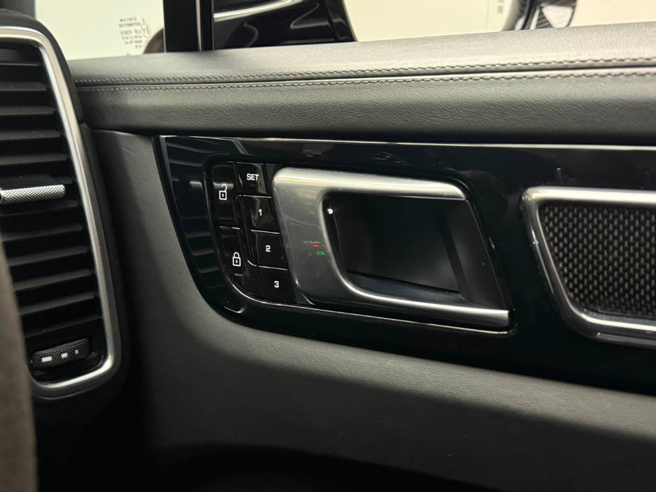 2021 Porsche Cayenne - image 20