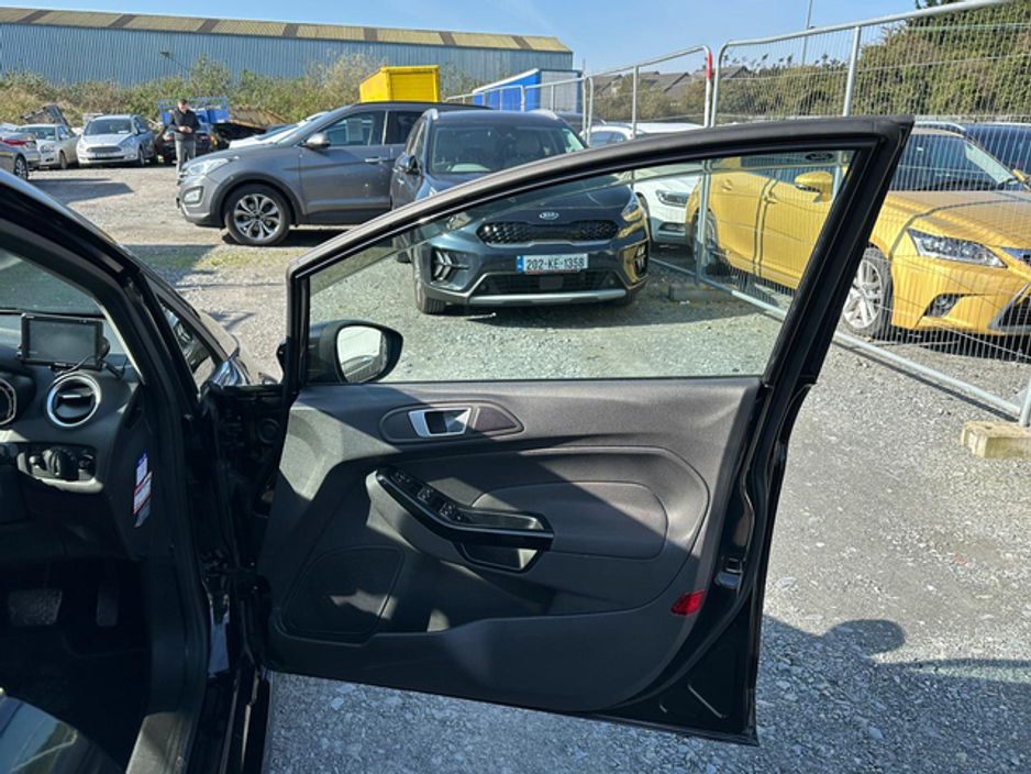 2016 Ford Fiesta - image 9