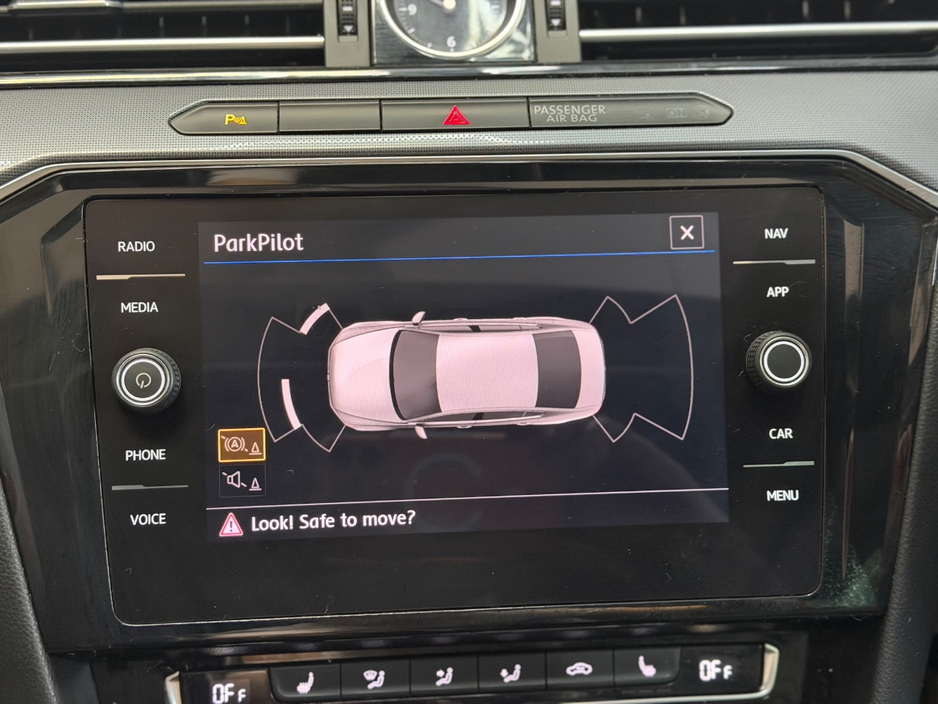 2018 Volkswagen Passat - image 20