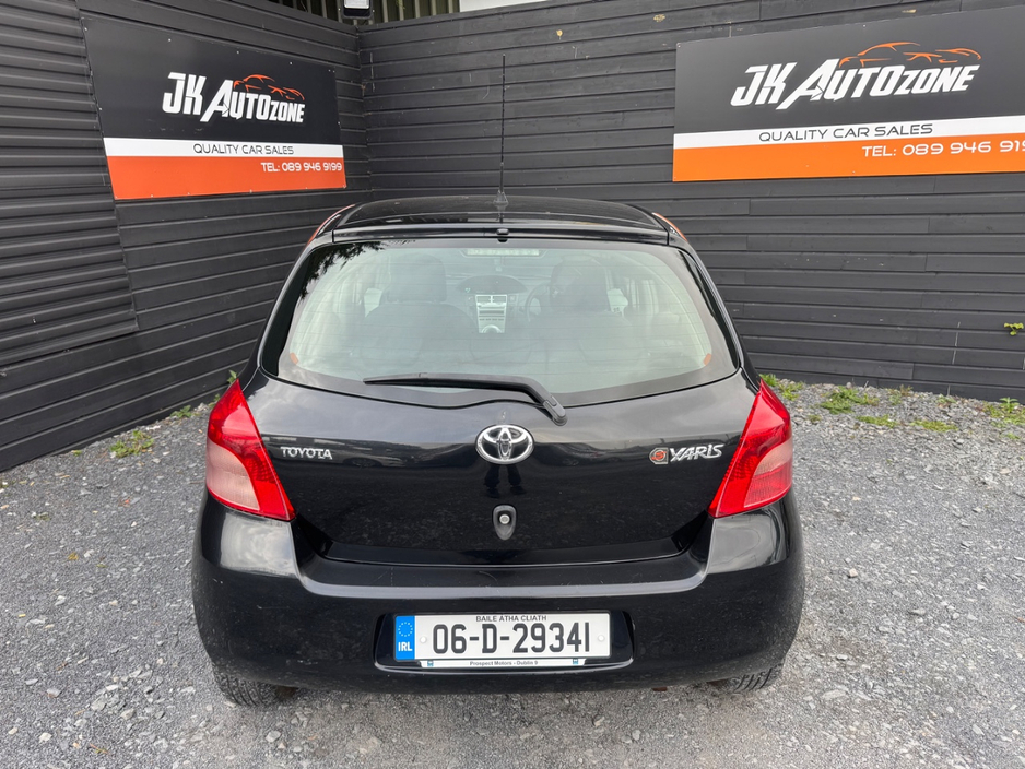 2006 Toyota Yaris - image 5