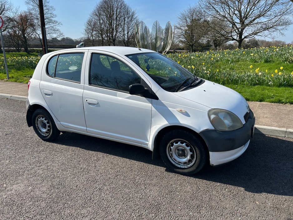 1999 Toyota Yaris - image 2