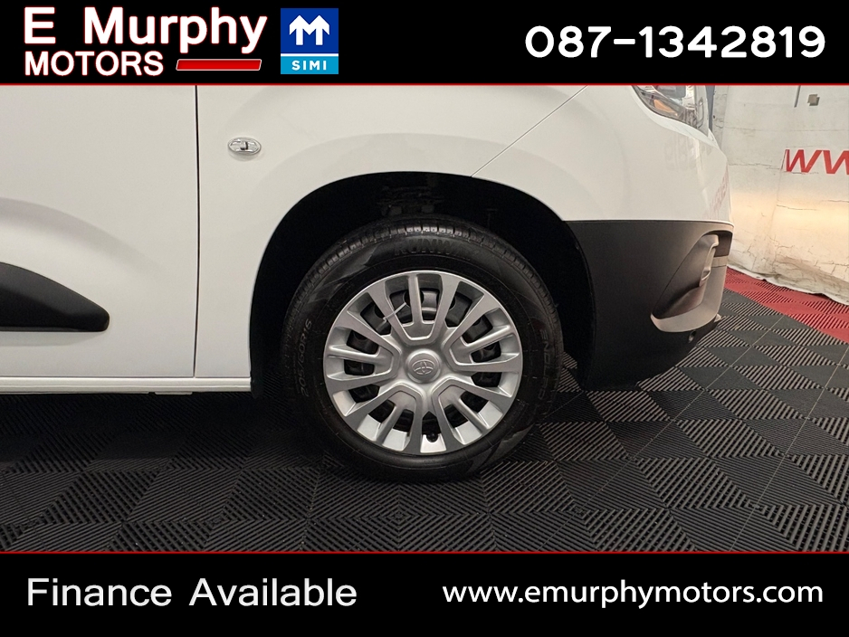 2021 Toyota Proace - image 28