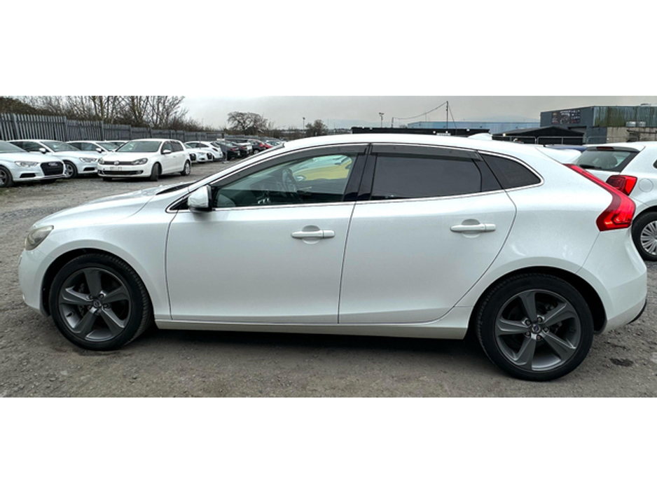 2014 Volvo V40 - image 4