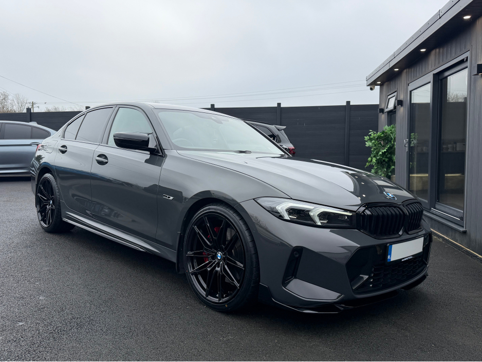 2023 BMW 3 Series - image 3