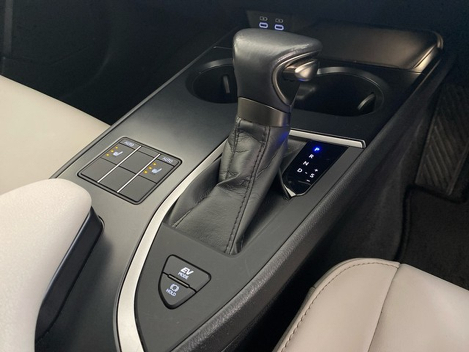 2023 Lexus UX 250 H Dynamic €38,950