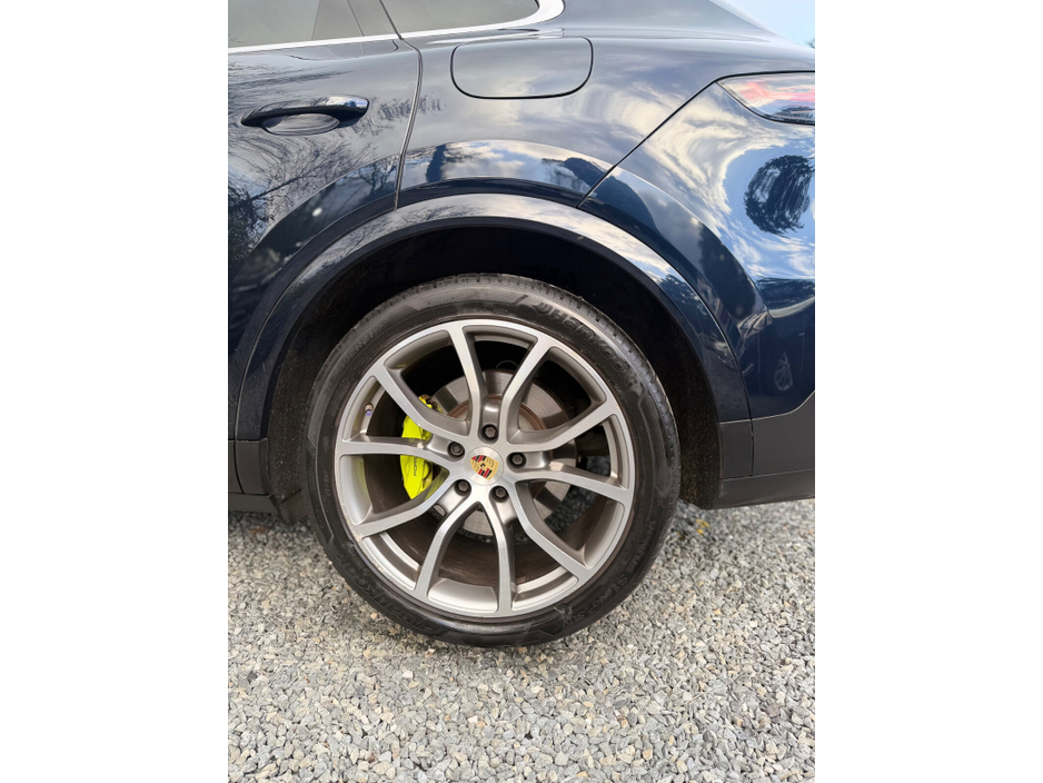 2022 Porsche Cayenne - image 18
