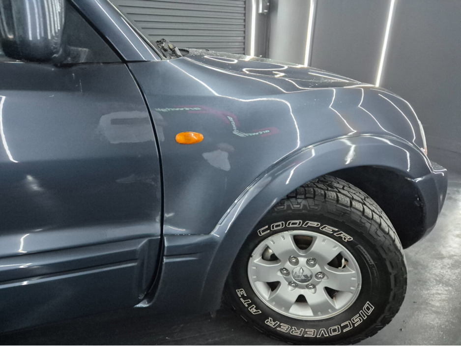 2005 Mitsubishi Shogun - image 4