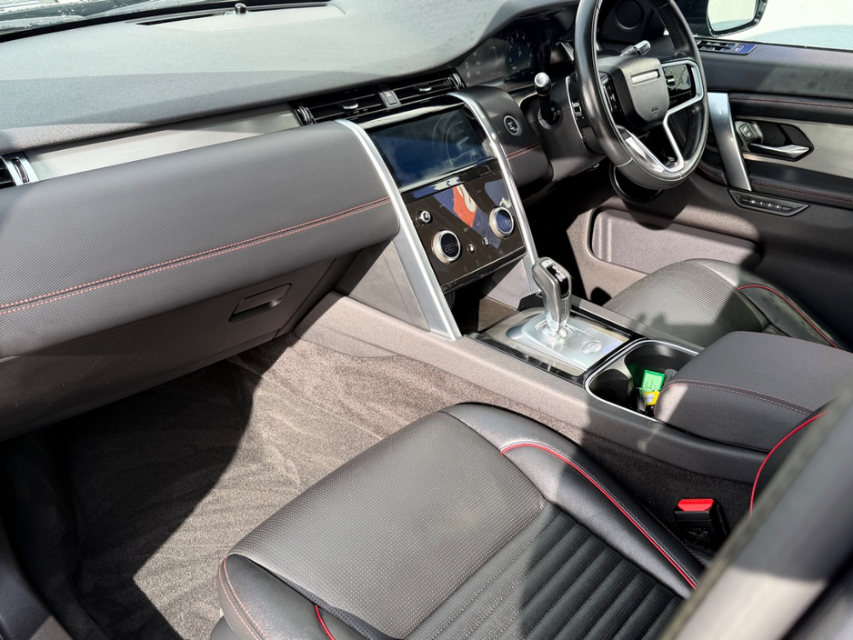 2022 Land Rover Discovery - image 5
