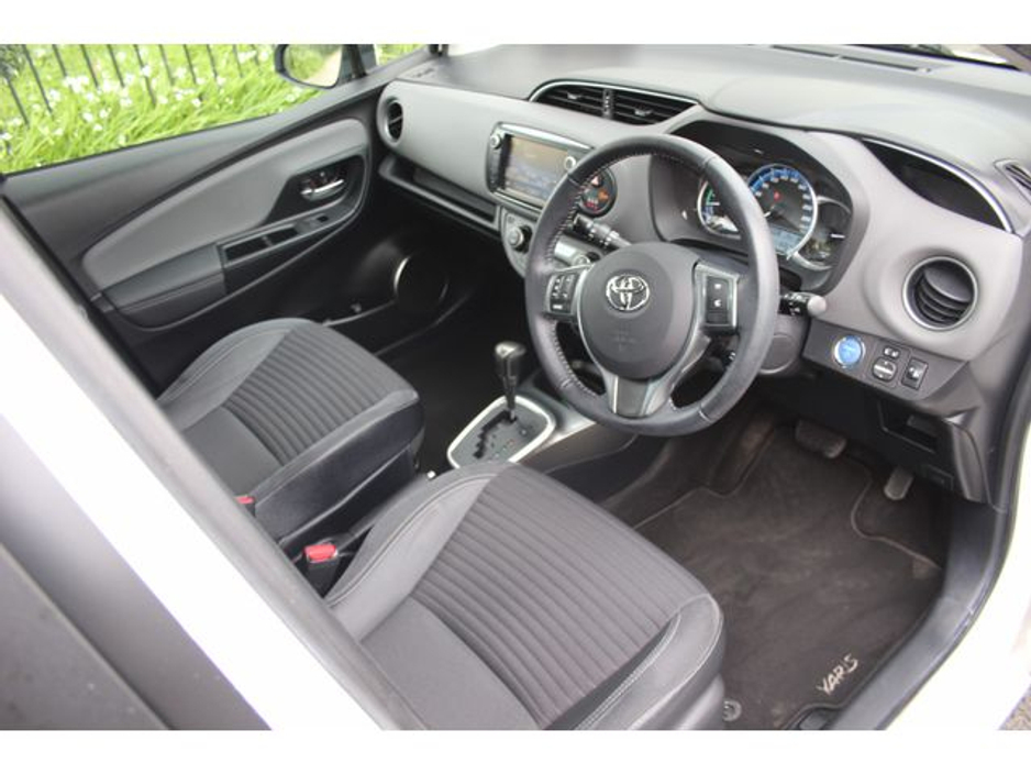 2016 Toyota Yaris - image 10