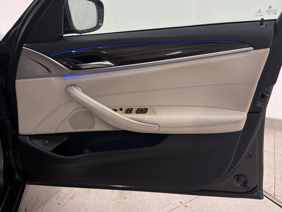 2017 BMW 5 Series - image 23