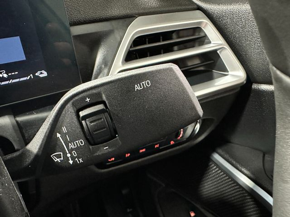 2025 BMW 3 Series - image 19