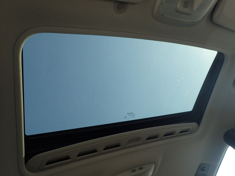 2018 Volvo V60 - image 9