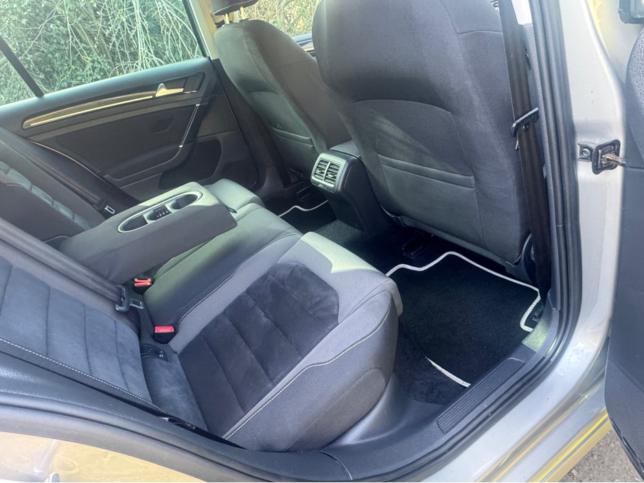 2014 Volkswagen Golf - image 8