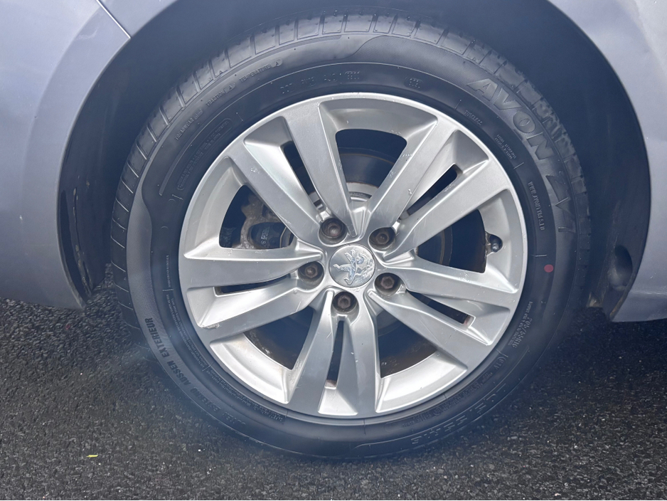 2018 Peugeot 308 - image 9