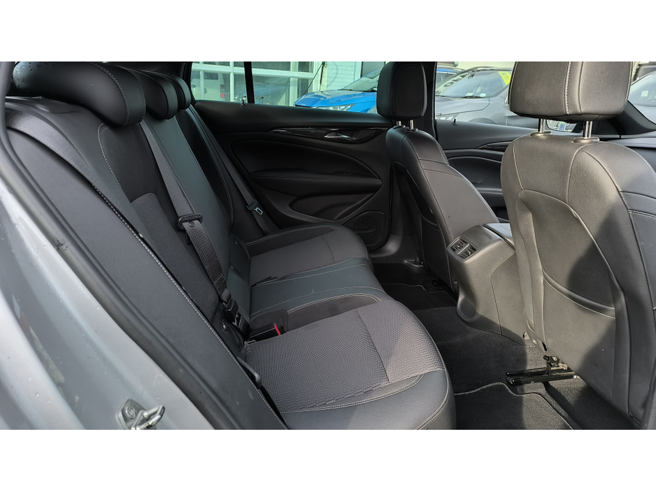 2021 Opel Insignia - image 12