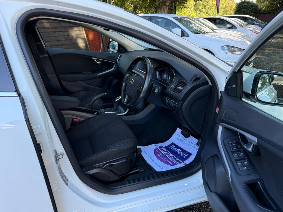 2014 Volvo V40 - image 8