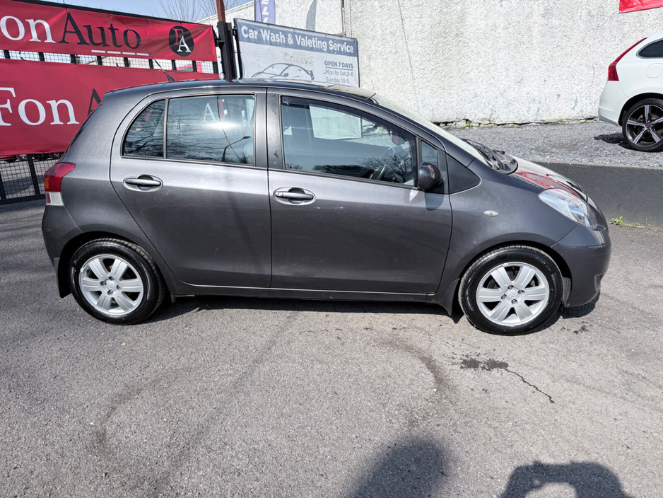 2009 Toyota Yaris - image 8