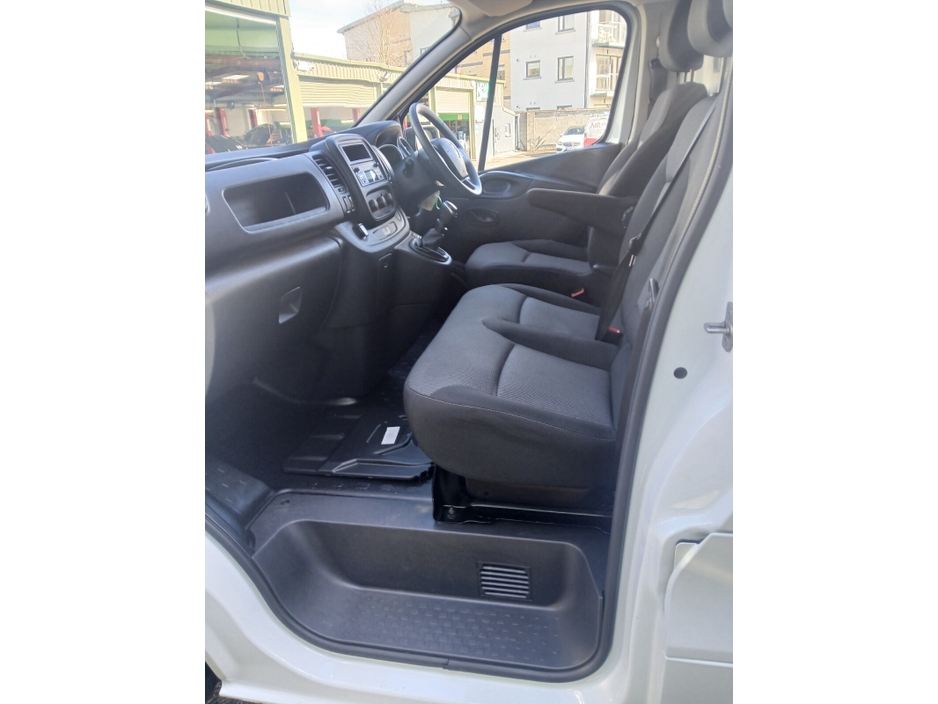 2020 Renault Trafic - image 9