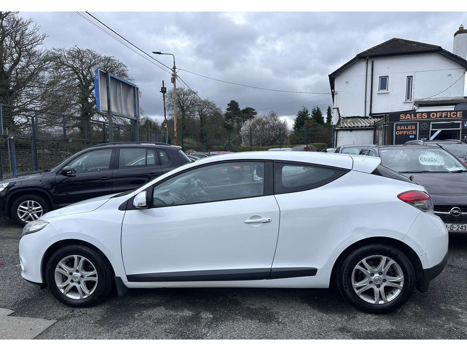2010 Renault Megane - image 3