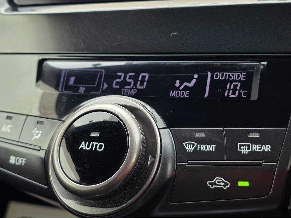 2014 Toyota Prius Alpha - image 12