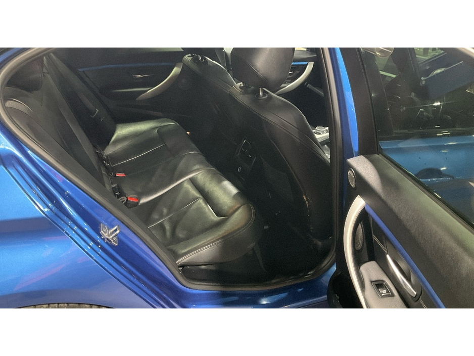 2016 BMW 3 Series - image 8