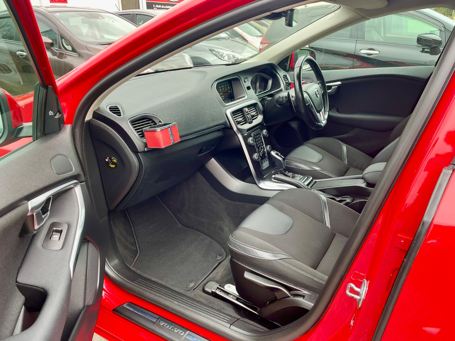 2017 Volvo V40 - image 16