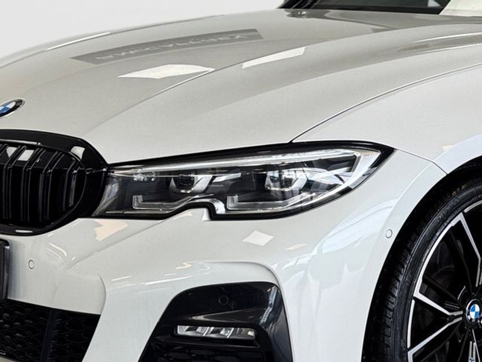 2021 BMW 3 Series - image 9