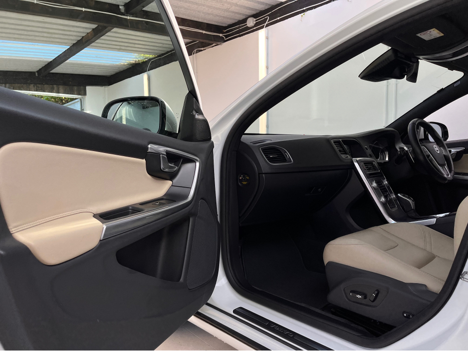 2016 Volvo S60 - image 20