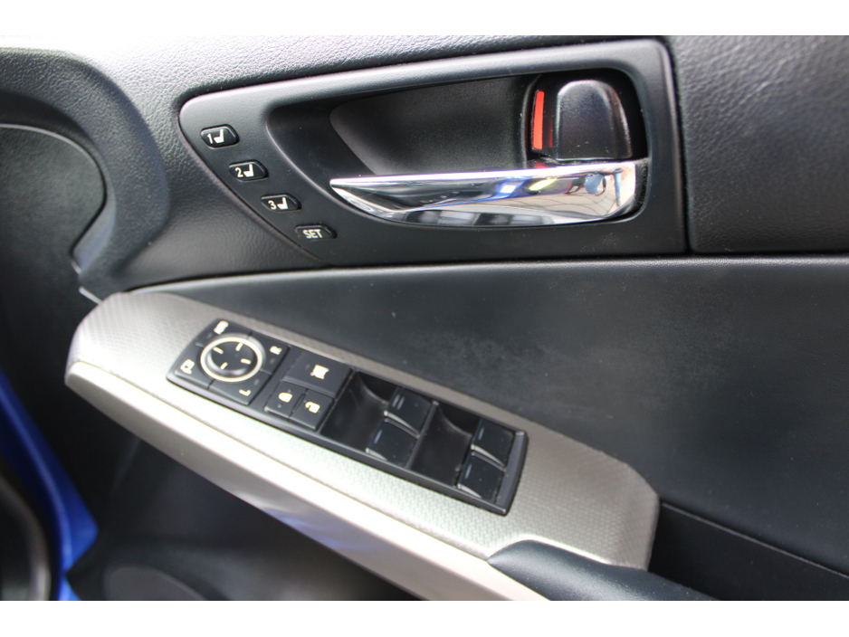 2015 Lexus IS 300 h - image 13