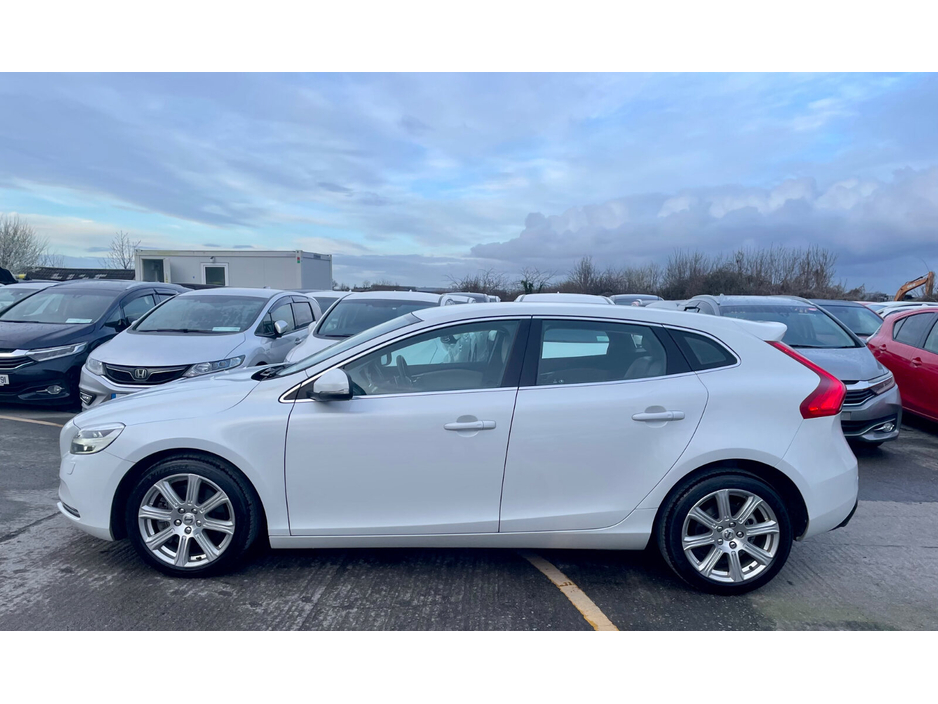 2017 Volvo V40 - image 7