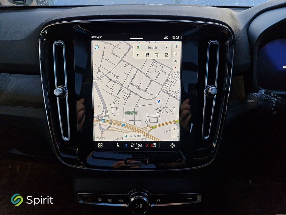 2022 Volvo XC40 - image 14