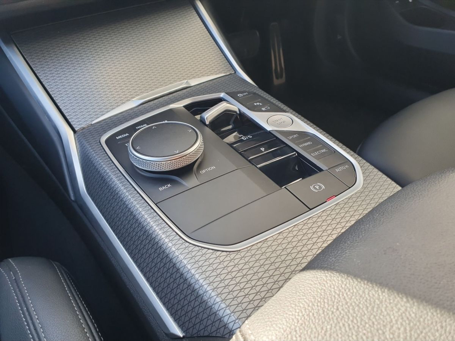 2023 BMW 3 Series - image 10