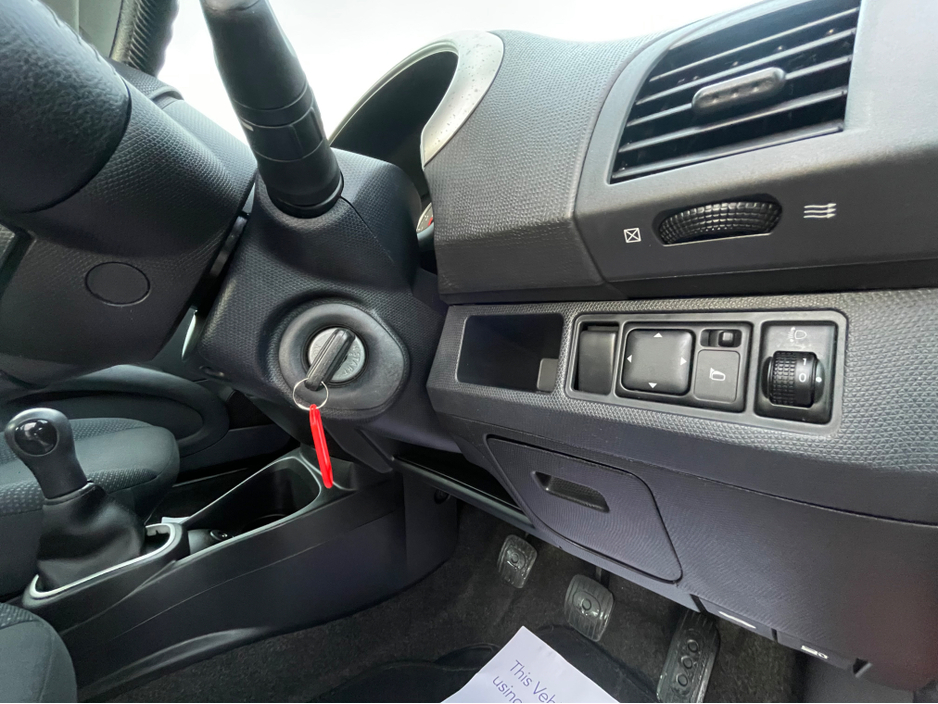 2011 Nissan Micra - image 22