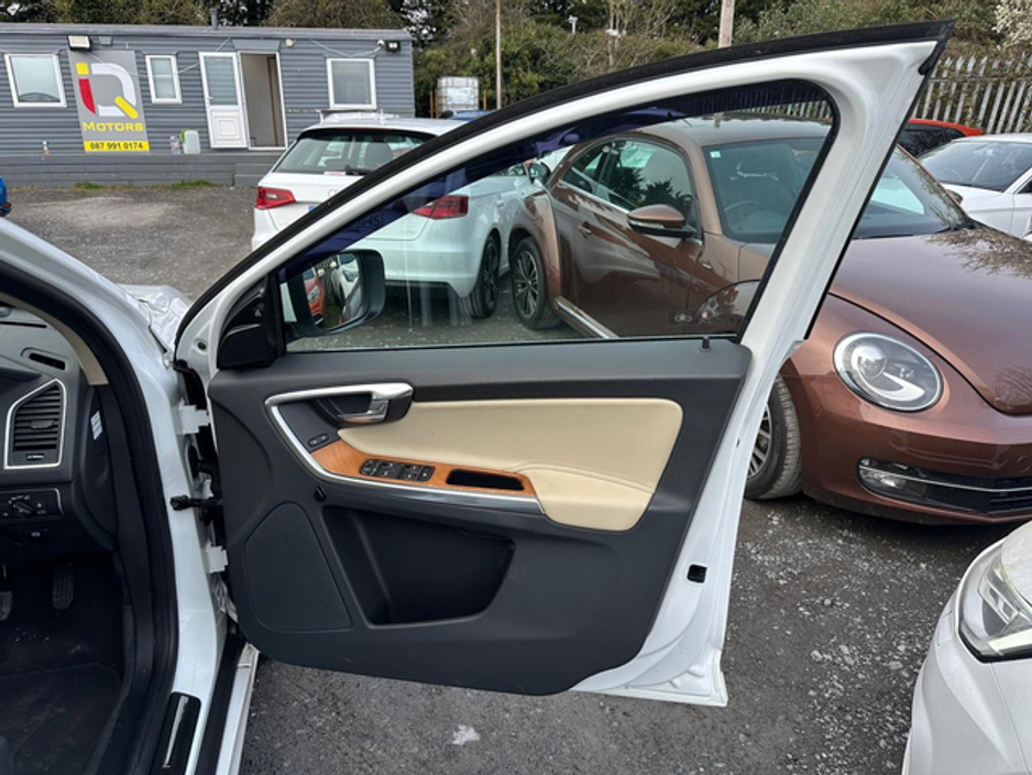 2017 Volvo XC60 - image 9