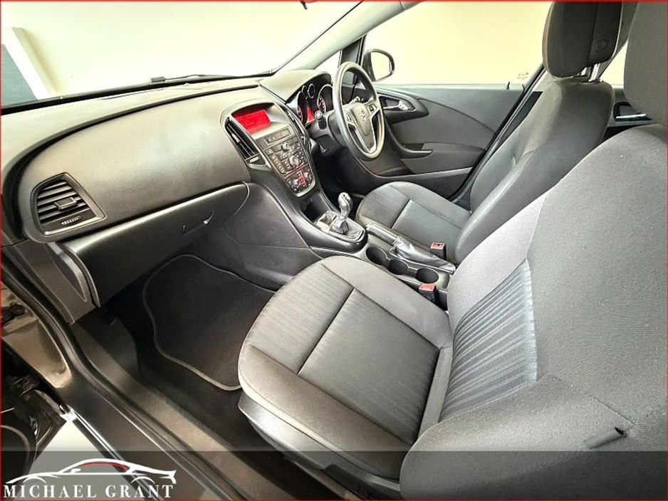 2015 Opel Astra - image 16