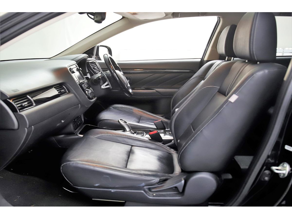 2017 Mitsubishi Outlander - image 14