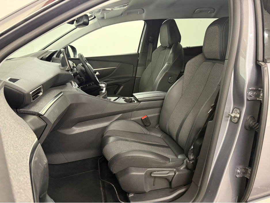 2022 Peugeot 5008 - image 8